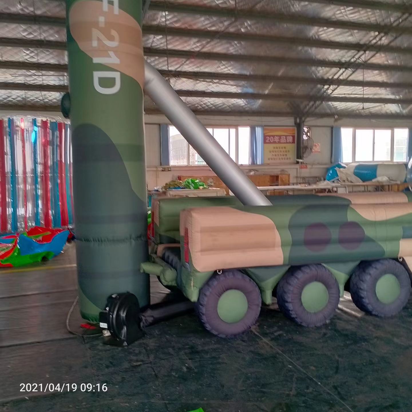 袁州军事演习中的充气目标车辆：模拟发射车雷达车坦克飞机